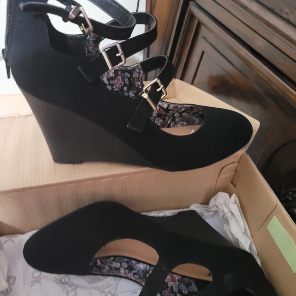 Wedge - Picture 2 of 3